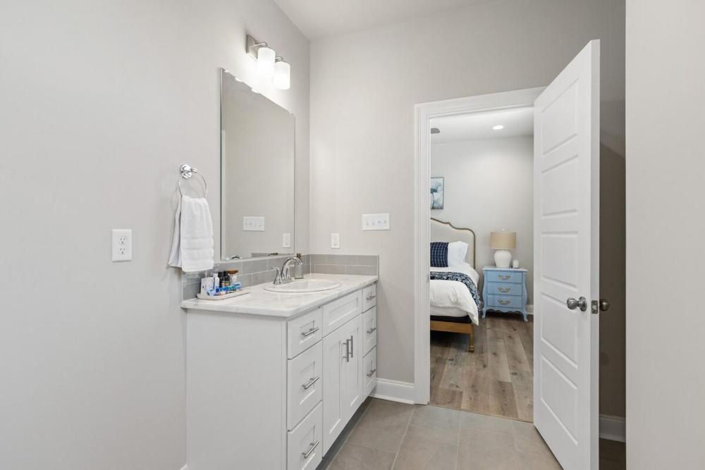 NEW Youngsville Escape KING Beds Cajun Luxury WiFi